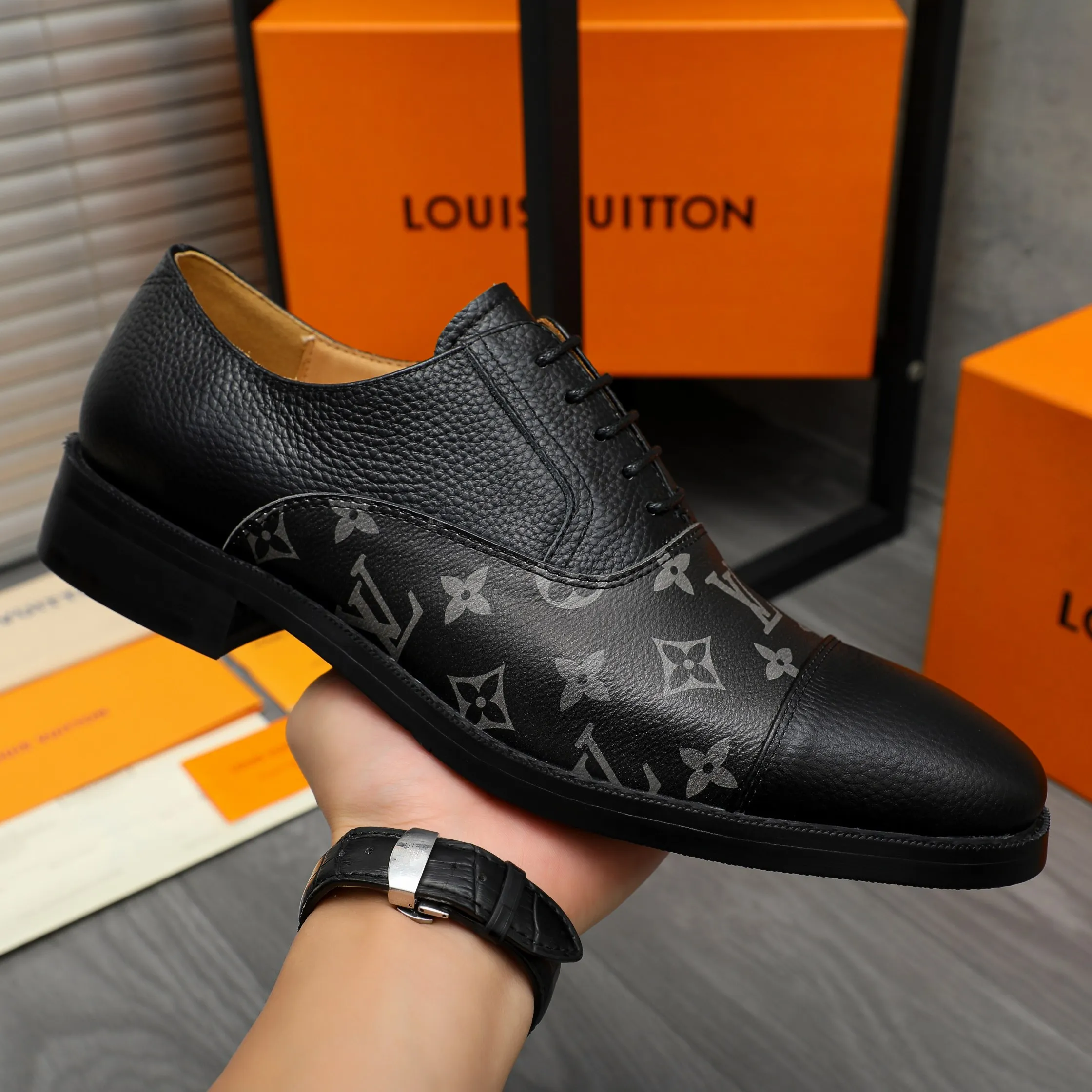 Men's shoes 💰500 Product trademark: LV "Louis Vuitton" business formal leather shoes Regular size: 39-45 (.45 customization is non-refundable) Product material: Selected pebbled cowhide stitching printed upper, cowhide lining, original rubber outsole